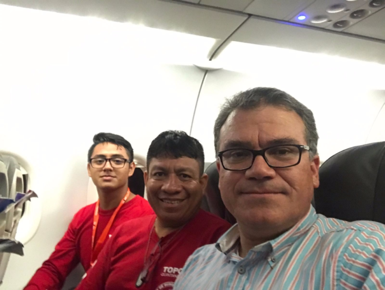 Patricio acompañado por dos Topos durante un vuelo nacional